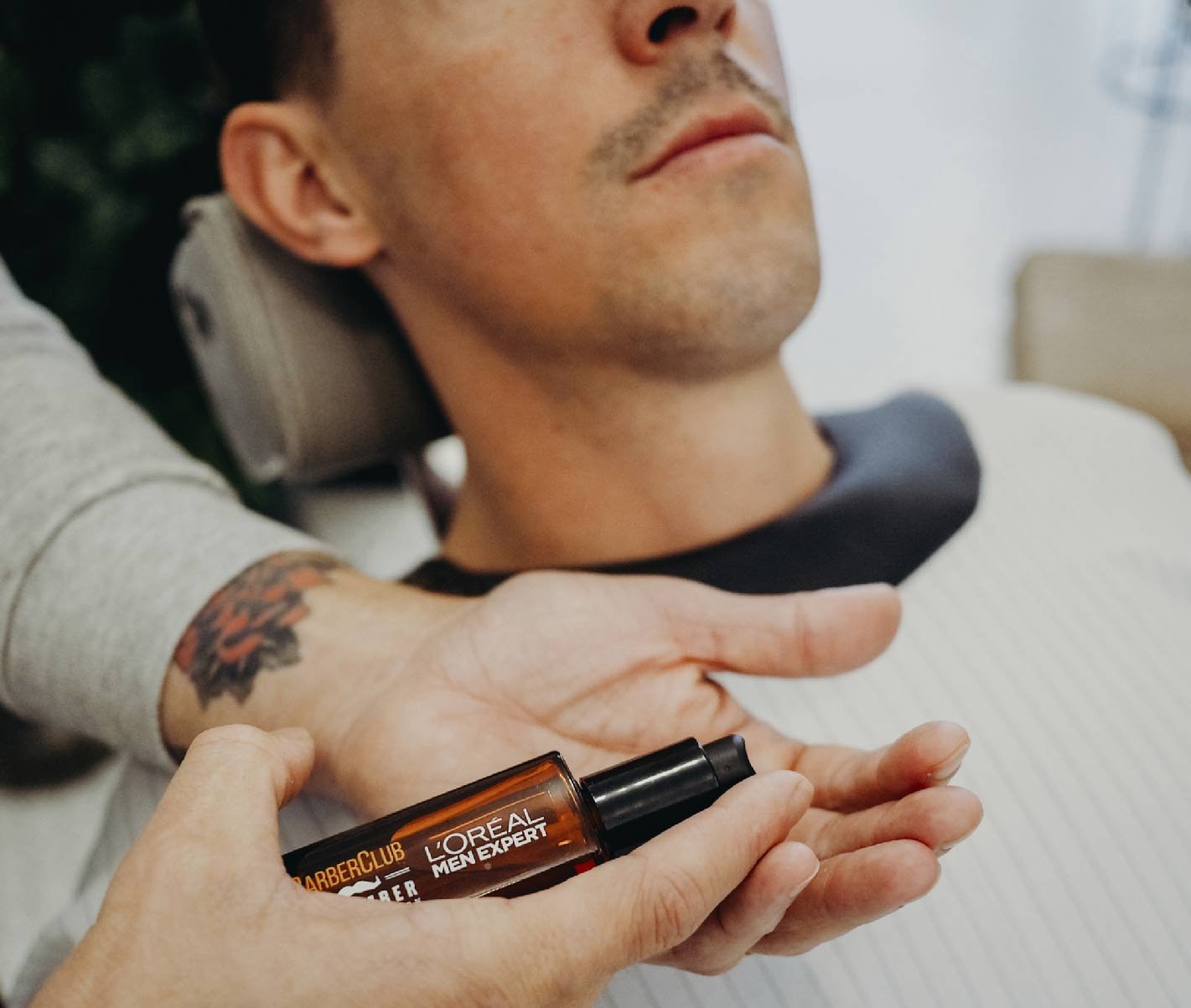 Para afeitar la piel sensible y no sufrir en el intento, nada como suavizar tu barba con el aceite específico de la gama Barber Club de L’Oréal Men Expert.